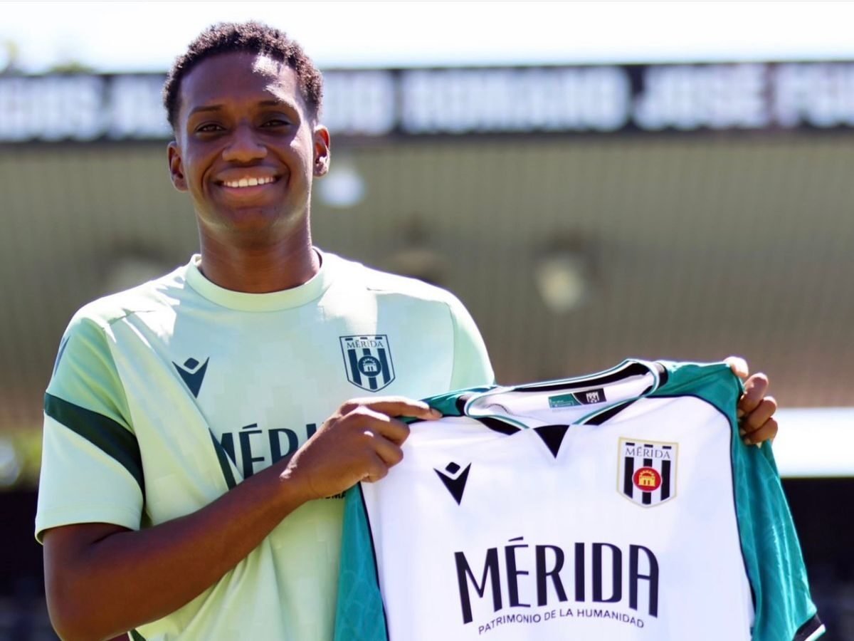 Darwin Guagua con la camiseta de su nuevo equipo, AD Mérida, de tercera división española. Foto: AD Mérida