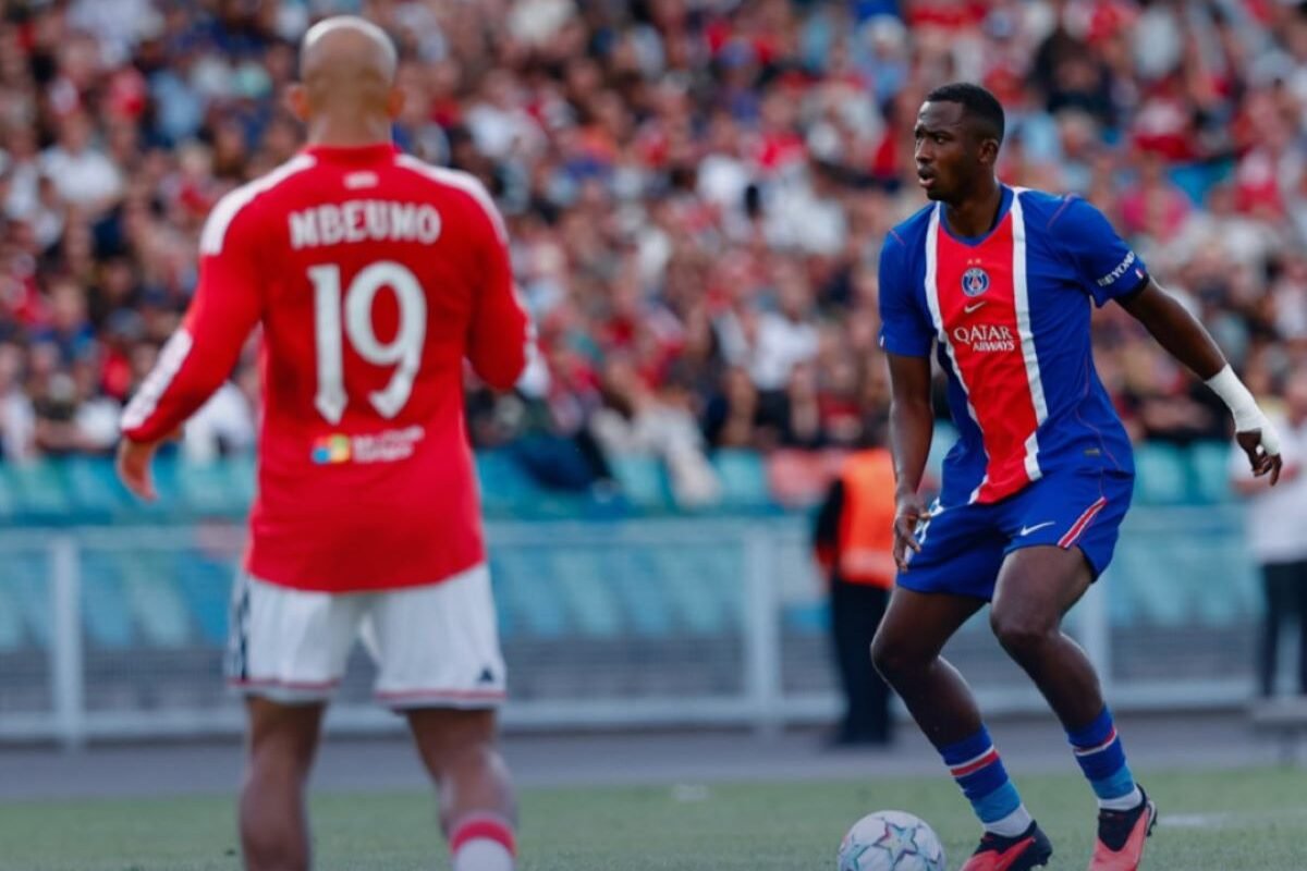 Willian Pacho en el partido ante Manchester United. Foto PSG