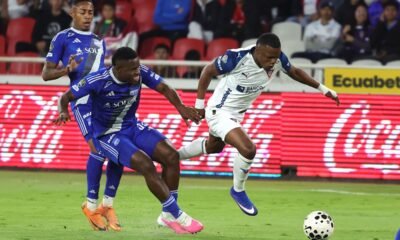 Yerlin Quiñónez, de Liga de Quito, se saca la marca de dos jugadores de Emelec. Foto: API