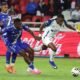 Yerlin Quiñónez, de Liga de Quito, se saca la marca de dos jugadores de Emelec. Foto: API