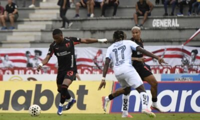 Yerlin Quiñónez, de Liga de Quito, remata ante la marca de Junior Ayoví, de Guayaquil City. Foto: API