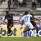 Yerlin Quiñónez, de Liga de Quito, remata ante la marca de Junior Ayoví, de Guayaquil City. Foto: API