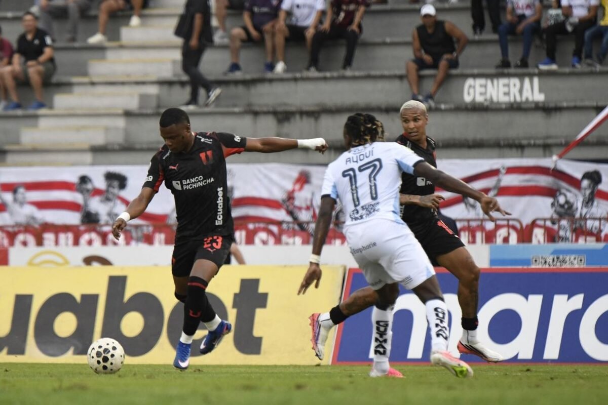 Yerlin Quiñónez, de Liga de Quito, remata ante la marca de Junior Ayoví, de Guayaquil City. Foto: API