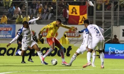 Yerlin Quiñónez, de Liga de Quito, intenta quitarle el balón a Ayrton Preciado, de Aucas. Foto: API