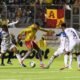 Yerlin Quiñónez, de Liga de Quito, intenta quitarle el balón a Ayrton Preciado, de Aucas. Foto: API
