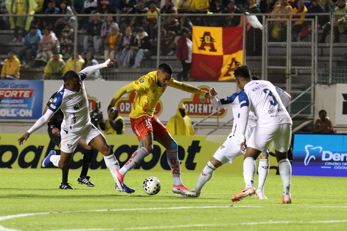 Yerlin Quiñónez, de Liga de Quito, intenta quitarle el balón a Ayrton Preciado, de Aucas. Foto: API