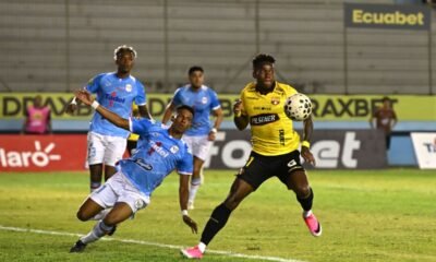 Jefferson Willa, de Barcelona SC, ante jugadores del Manta, en el Jocay. Foto: API