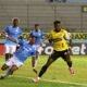 Jefferson Willa, de Barcelona SC, ante jugadores del Manta, en el Jocay. Foto: API