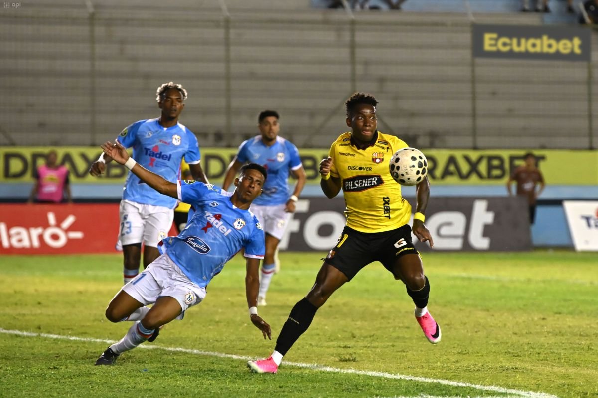 Jefferson Willa, de Barcelona SC, ante jugadores del Manta, en el Jocay. Foto: API