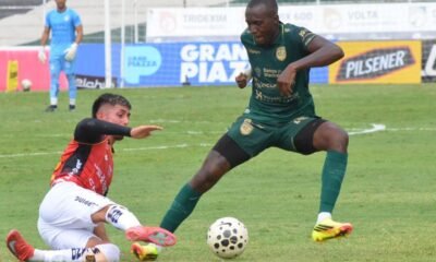 Beder Caicedo, de Orense, ante un jugador del Deportivo Cuenca. Foto: API