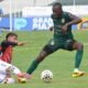 Beder Caicedo, de Orense, ante un jugador del Deportivo Cuenca. Foto: API