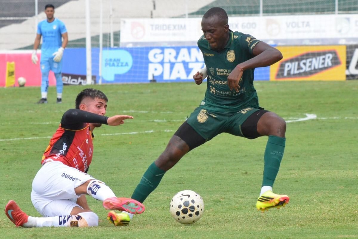 Beder Caicedo, de Orense, ante un jugador del Deportivo Cuenca. Foto: API