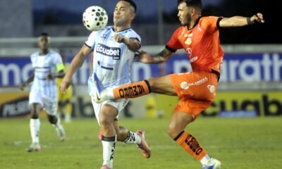 Edinson Mero, de Guayaquil City, es marcado por un juagdor de Libertad. Foto: API
