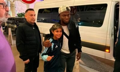 Enner Valencia con un hincha, en el aeropuerto de Ezeiza. Foto: captura de pantalla