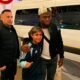 Enner Valencia con un hincha, en el aeropuerto de Ezeiza. Foto: captura de pantalla