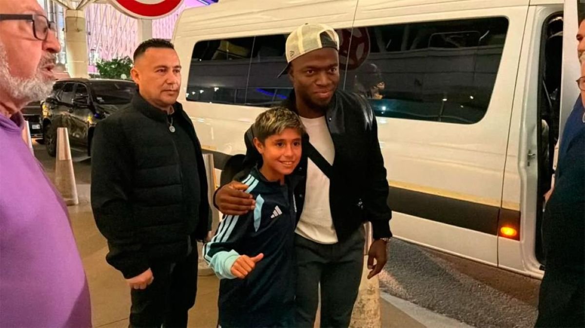 Enner Valencia con un hincha, en el aeropuerto de Ezeiza. Foto: captura de pantalla