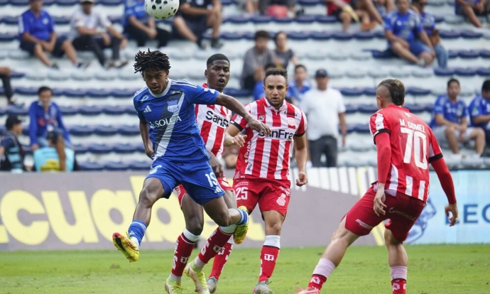 Luis Fragozo, de Emelec, ante jugadores de Técnico Universitario. Foto: API
