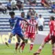 Luis Fragozo, de Emelec, ante jugadores de Técnico Universitario. Foto: API
