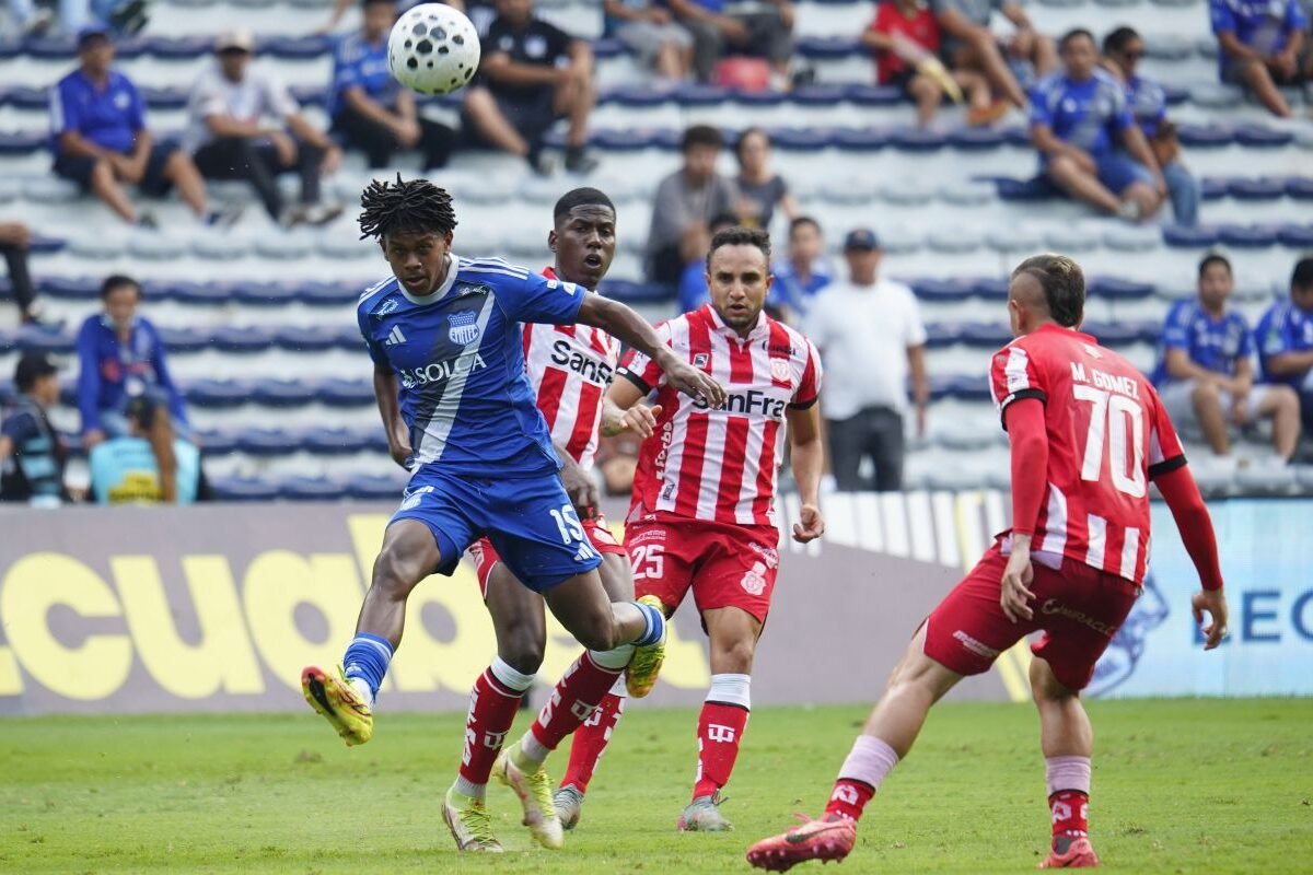Luis Fragozo, de Emelec, ante jugadores de Técnico Universitario. Foto: API