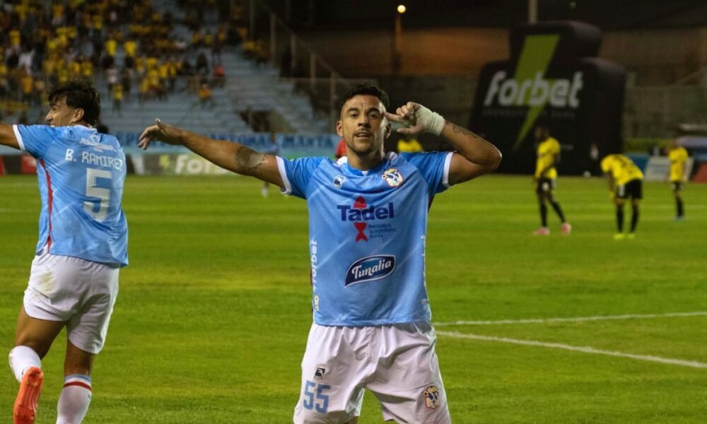Joaquín Vergés festeja el gol que le hizo a Barcelona SC, en Manta. Foto: API
