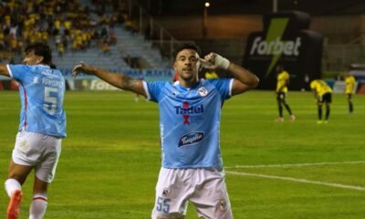 Joaquín Vergés festeja el gol que le hizo a Barcelona SC, en Manta. Foto: API