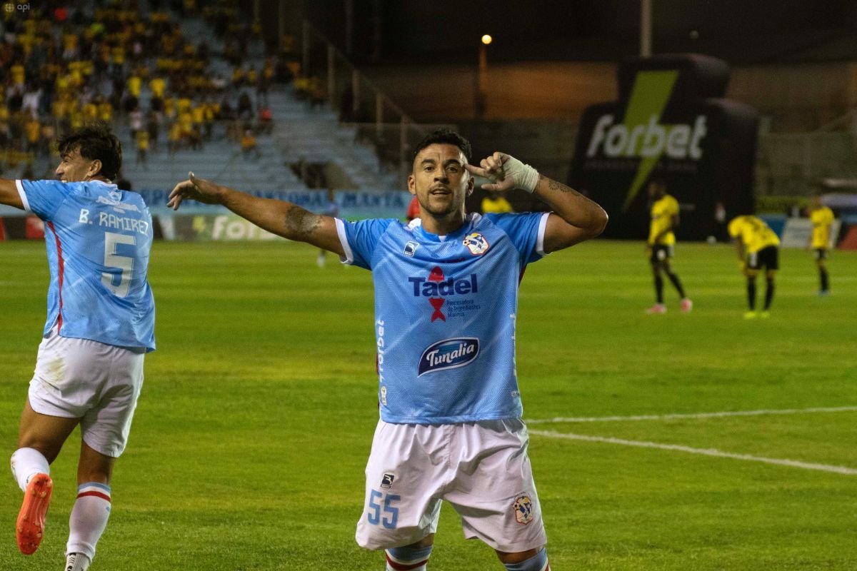 Joaquín Vergés festeja el gol que le hizo a Barcelona SC, en Manta. Foto: API