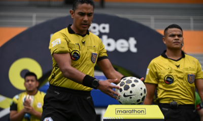 El árbitro central Juan Andrade agarrando el balón de la LigaPro en el Manta vs, Mushuc Runa. Foto: API