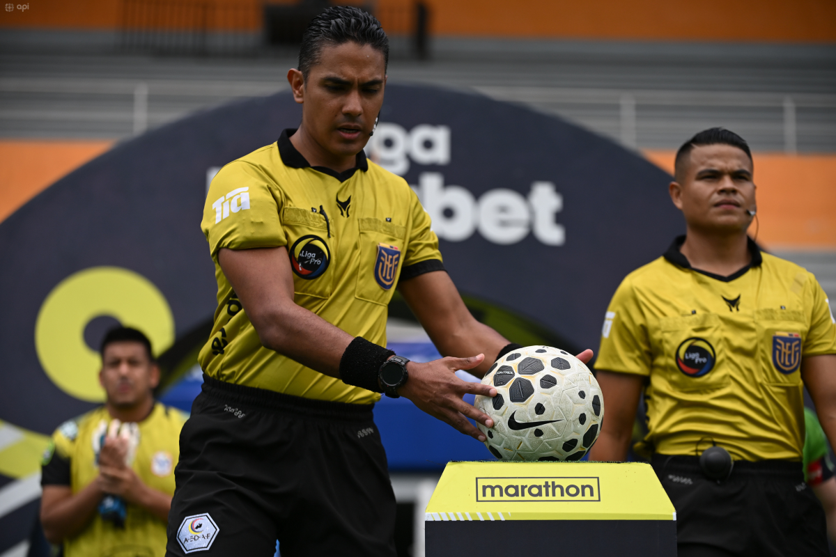 El árbitro central Juan Andrade agarrando el balón de la LigaPro en el Manta vs, Mushuc Runa. Foto: API
