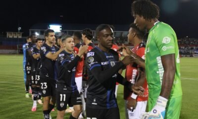 Jugadores de IDV y Leones FC en el estadio Olímpico de Ibarra por la fecha 26 de LigaPro. Foto: API