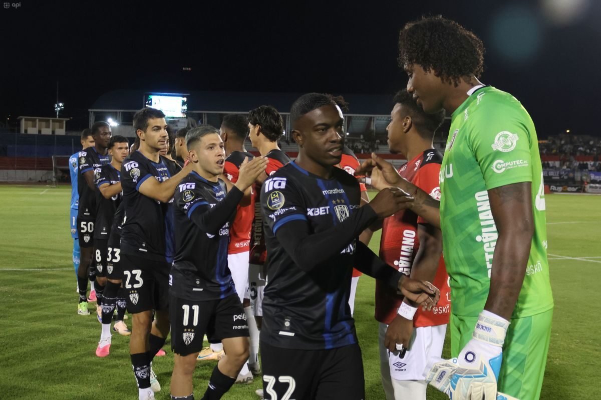 Jugadores de IDV y Leones FC en el estadio Olímpico de Ibarra por la fecha 26 de LigaPro. Foto: API
