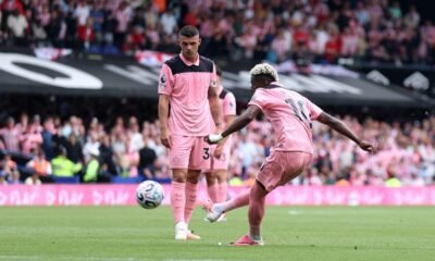 Nilson Angulo en el momento que cobra el tiro libre que termina en gol del Sunderland. Foto: Premier League