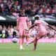 Nilson Angulo en el momento que cobra el tiro libre que termina en gol del Sunderland. Foto: Premier League