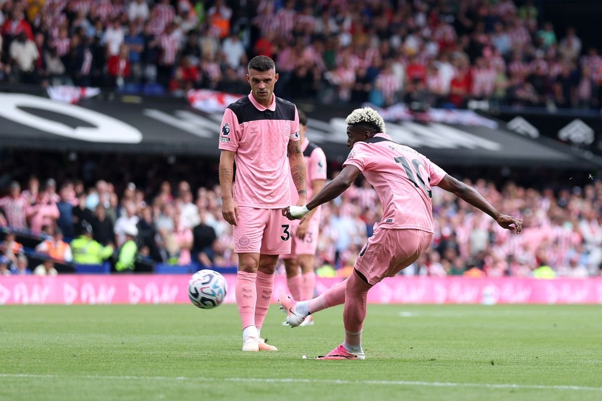 Nilson Angulo en el momento que cobra el tiro libre que termina en gol del Sunderland. Foto: Premier League