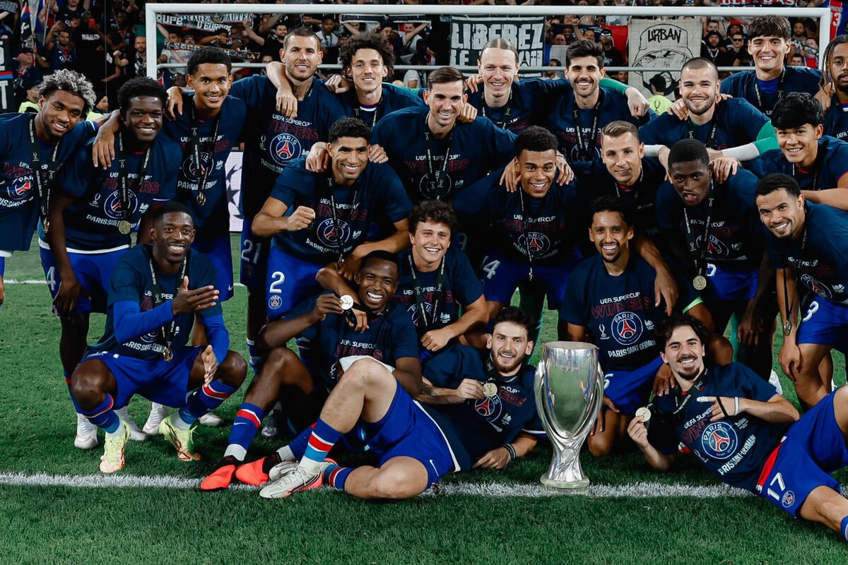 Willian Pacho con sus compañeros del PSG. Foto: PSG