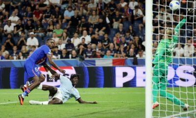 Willian Pacho, de PSG, intenta marcar a Brian Madjo, del Aston Villa, en el gol del empate del club inglés. Foto: Europa League