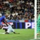 Willian Pacho, de PSG, intenta marcar a Brian Madjo, del Aston Villa, en el gol del empate del club inglés. Foto: Europa League