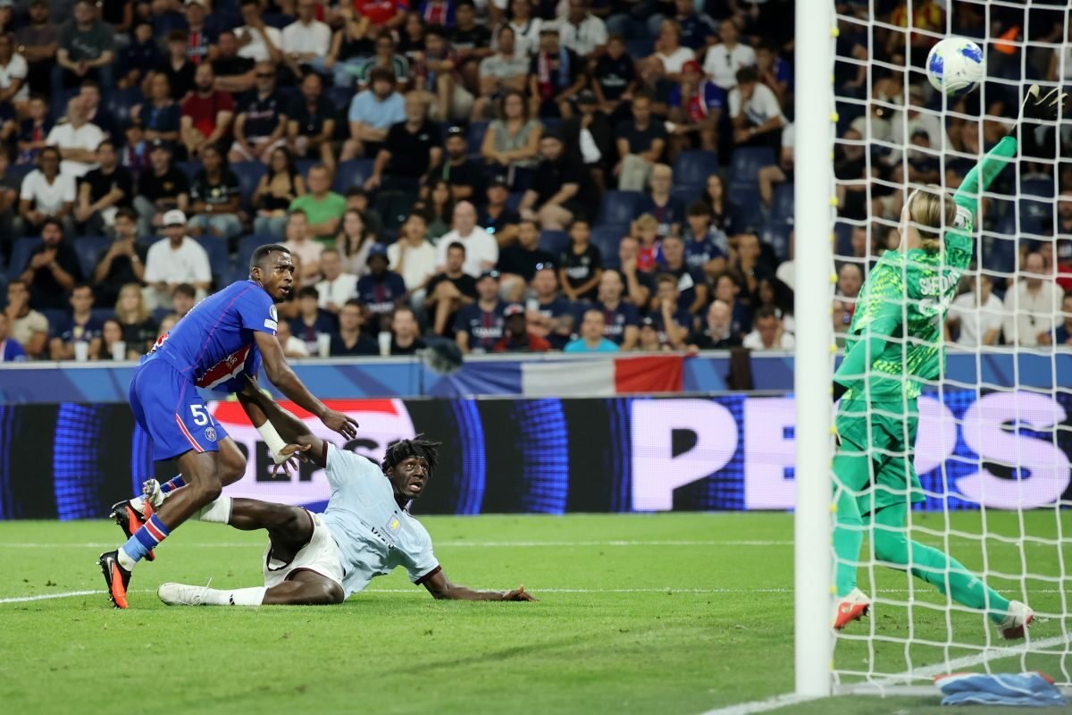 Willian Pacho, de PSG, intenta marcar a Brian Madjo, del Aston Villa, en el gol del empate del club inglés. Foto: Europa League