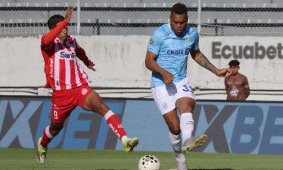 Luis Cangá despejando la pelota de Heuyín Guardia. Foto: API