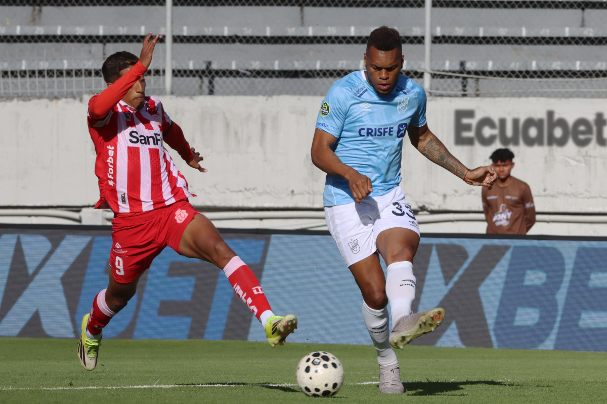 Luis Cangá despejando la pelota de Heuyín Guardia. Foto: API