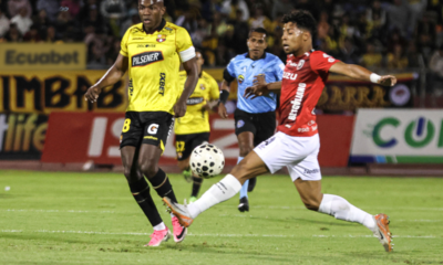 Ronaldo Arroyo cortando la jugada a Jhonny Quiñónez. Foto: API