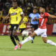 Ronaldo Arroyo cortando la jugada a Jhonny Quiñónez. Foto: API