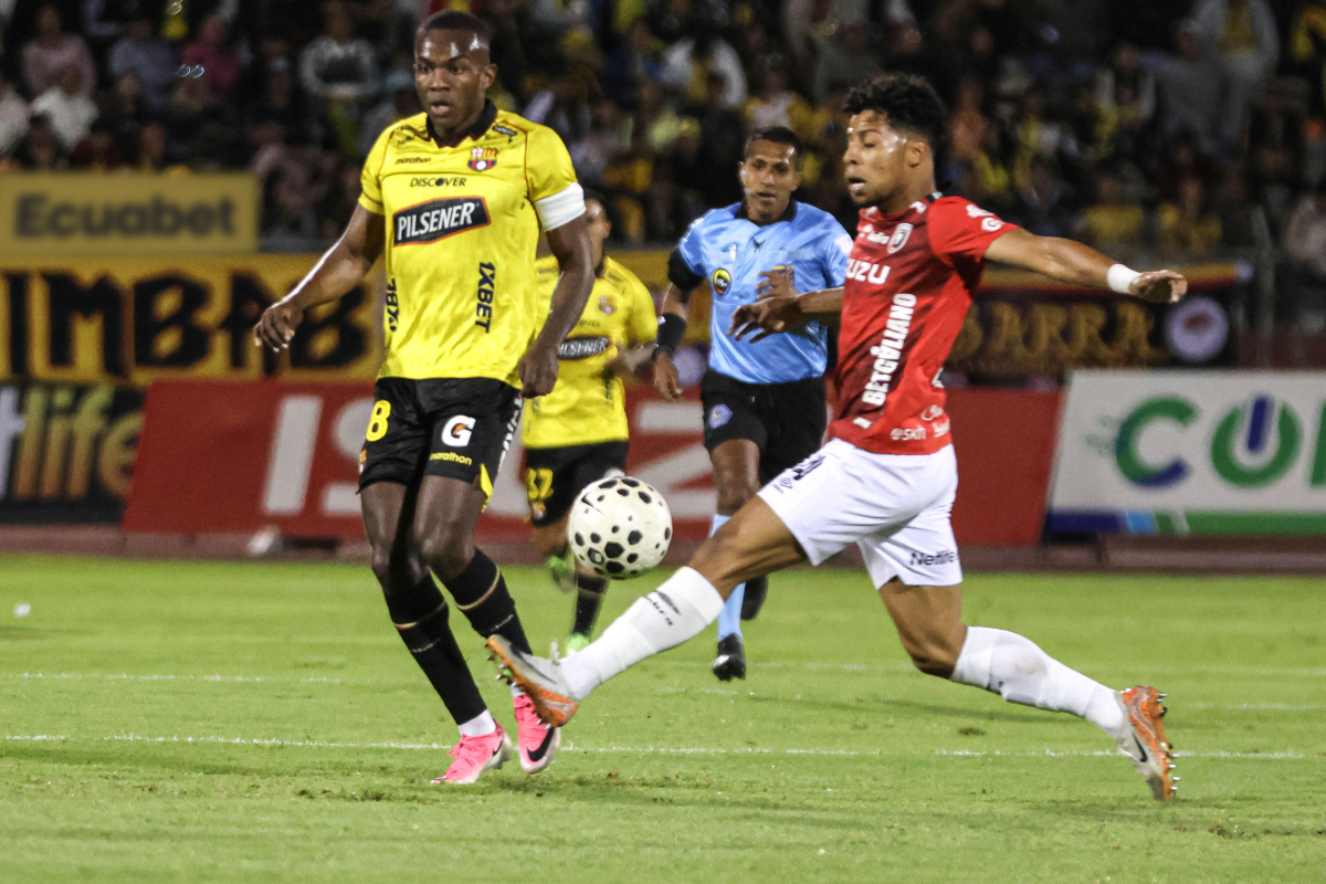 Ronaldo Arroyo cortando la jugada a Jhonny Quiñónez. Foto: API