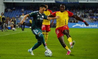 Juan Pablo Ruiz siendo perseguido por Ederson Quiñónez. Foto: API