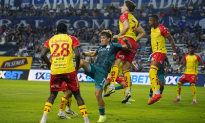 Luca Klimowicz siendo bloqueado por Santiago Morales y Ederson Quiñónez. Foto: API