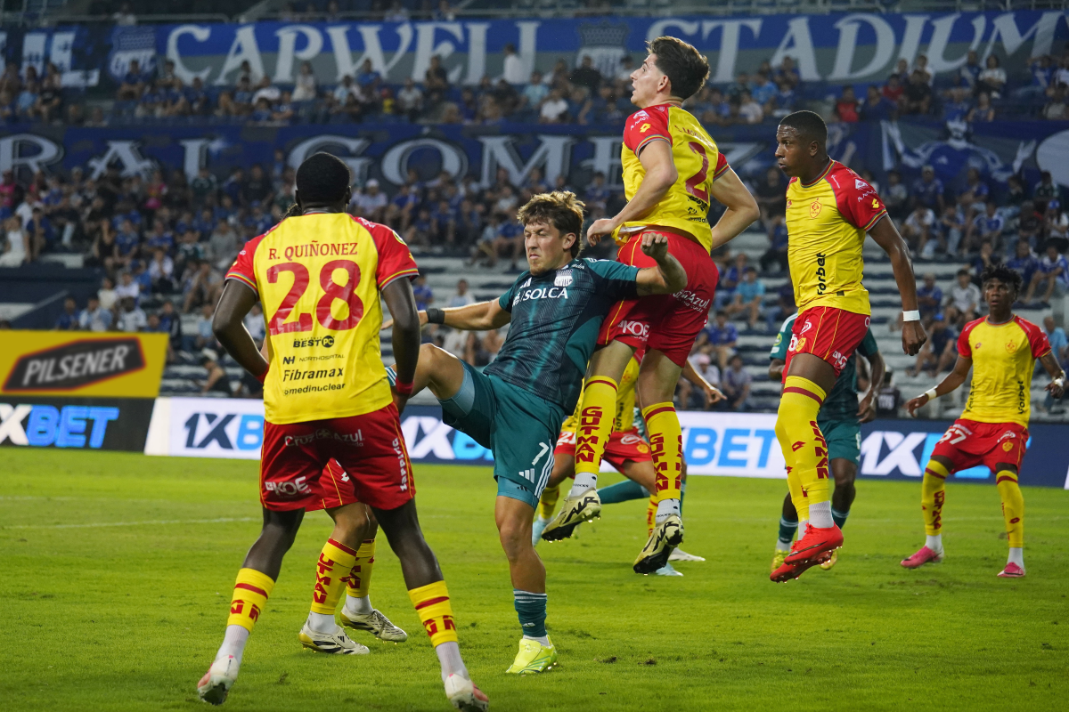 Luca Klimowicz siendo bloqueado por Santiago Morales y Ederson Quiñónez. Foto: API
