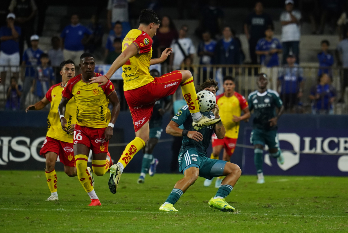 Santiago Morales despejando el balón a Luca Klimowicz. Foto: API