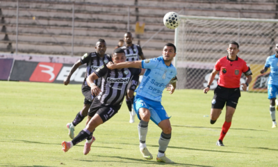 Santiago Etchebarne evitando una jugada de peligro generado por Edison Mero. Foto: API