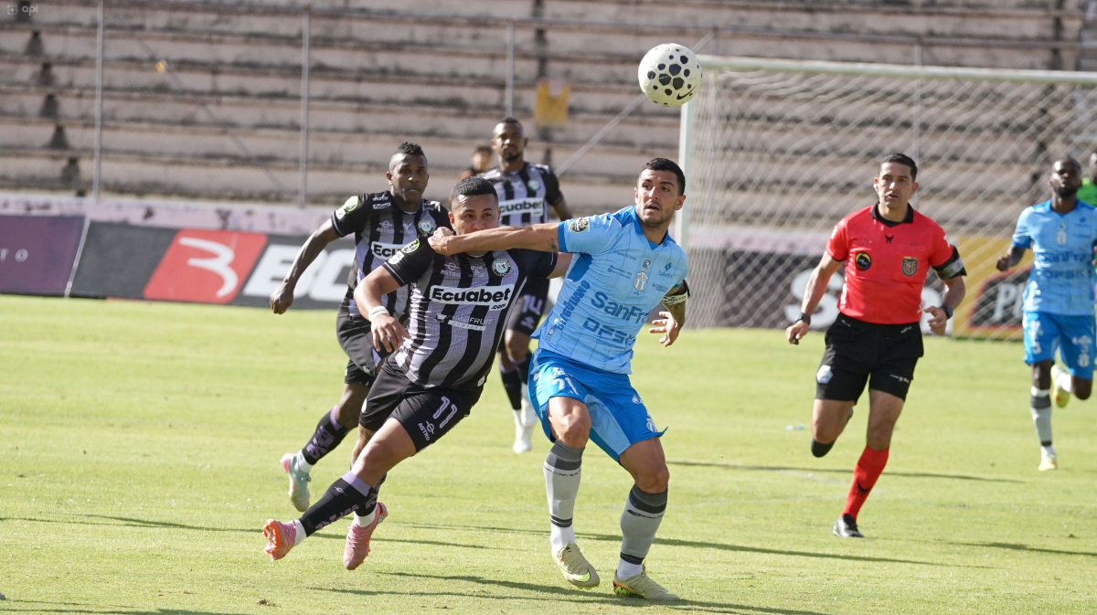 Santiago Etchebarne evitando una jugada de peligro generado por Edison Mero. Foto: API