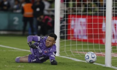 Gonzalo Valle le ataja el penal a Víctor Luis en la definición de Liga de Quito y Mirassol. Foto: API