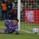 Gonzalo Valle le ataja el penal a Víctor Luis en la definición de Liga de Quito y Mirassol. Foto: API